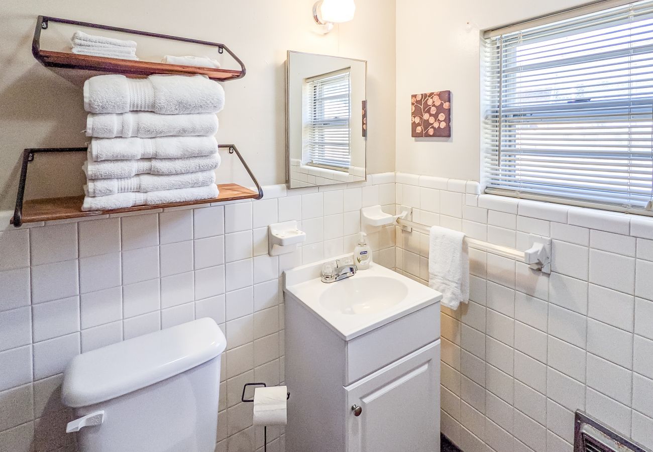 Cottage in Mountain View - The Granny Cottage ~ on Main Street