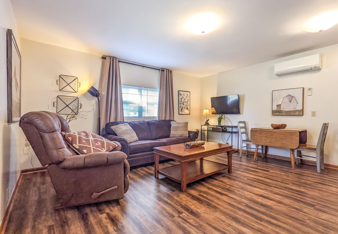 Cottage in Mountain View - The Granny Cottage ~ on Main Street