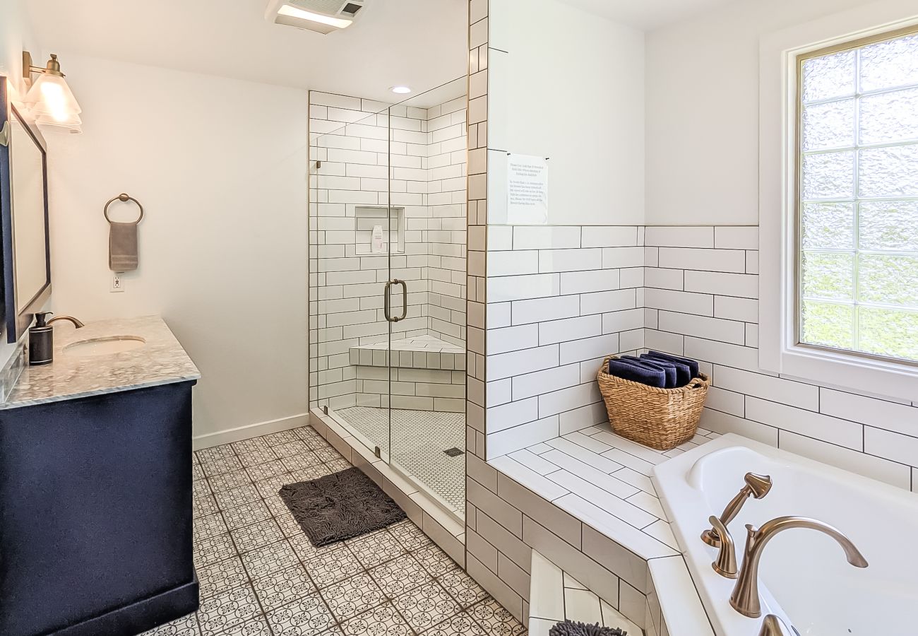 House in Mountain View - John Thomas Farmhouse ~ secluded valley + creek