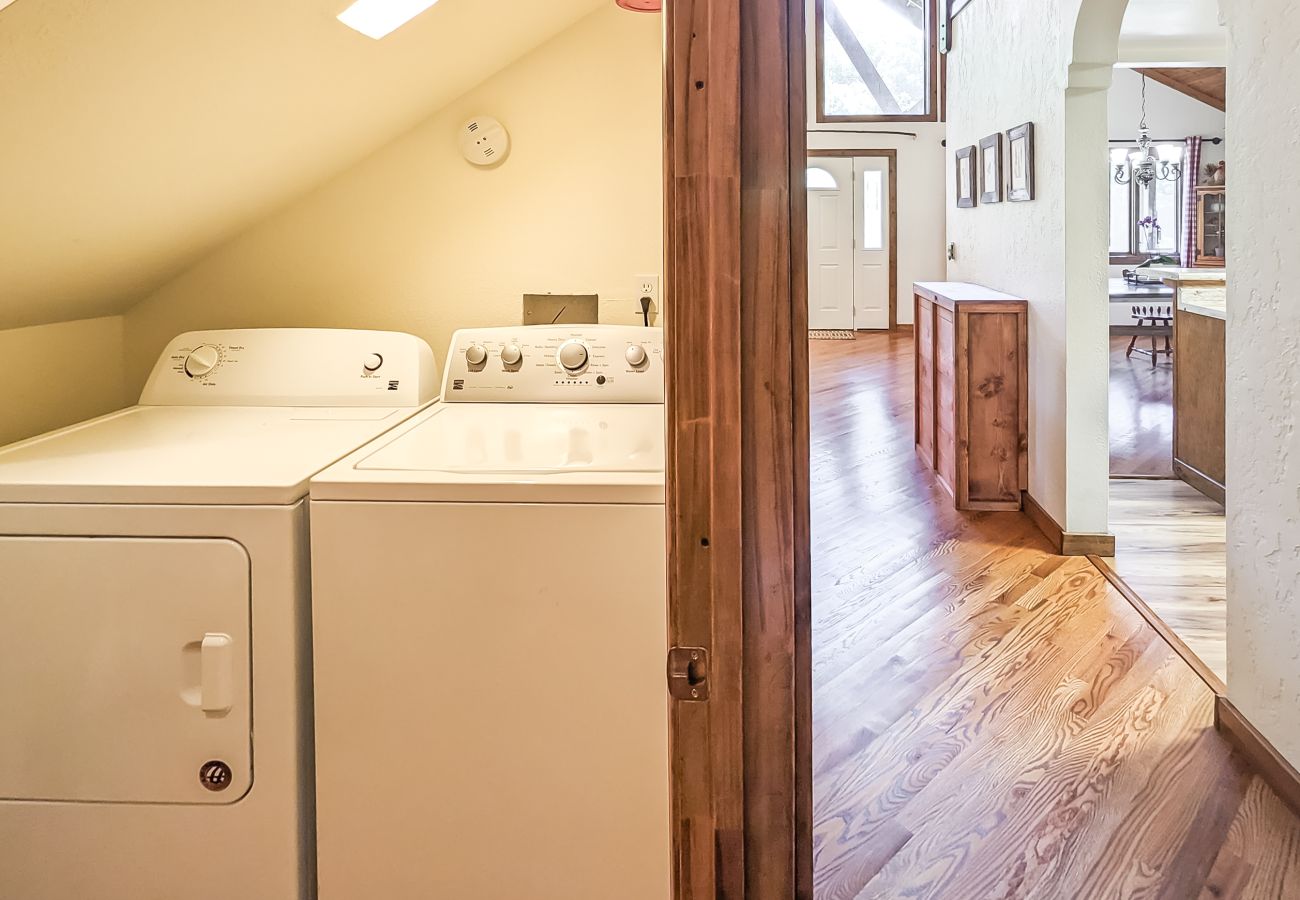 House in Mountain View - John Thomas Farmhouse ~ secluded valley + creek