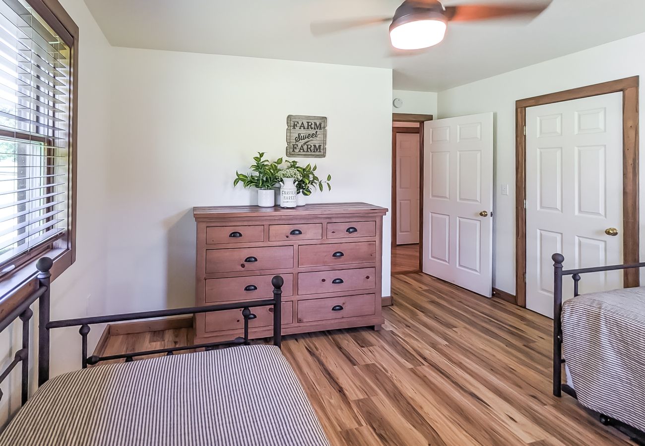 House in Mountain View - John Thomas Farmhouse ~ secluded valley + creek