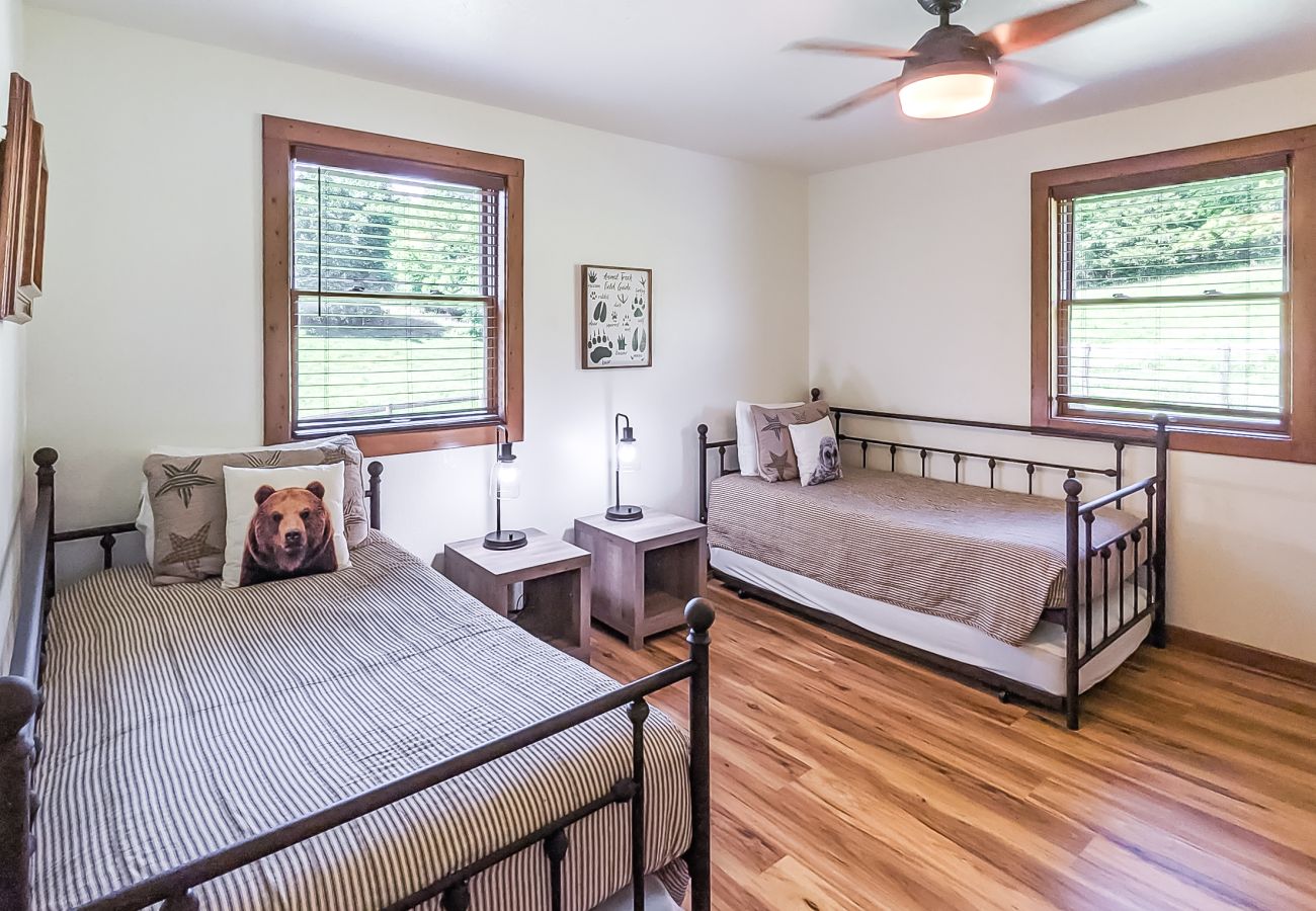 House in Mountain View - John Thomas Farmhouse ~ secluded valley + creek