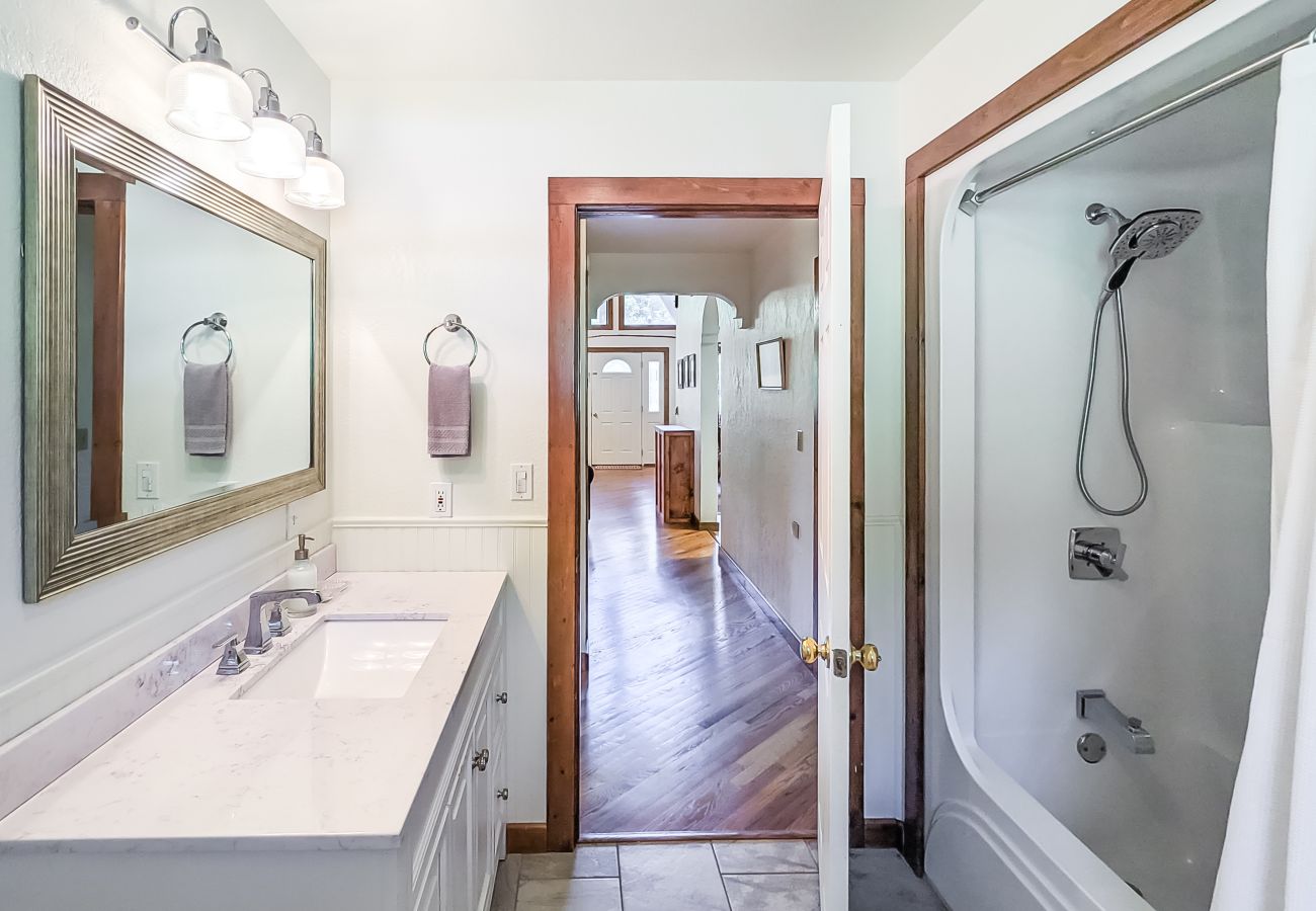 House in Mountain View - John Thomas Farmhouse ~ secluded valley + creek