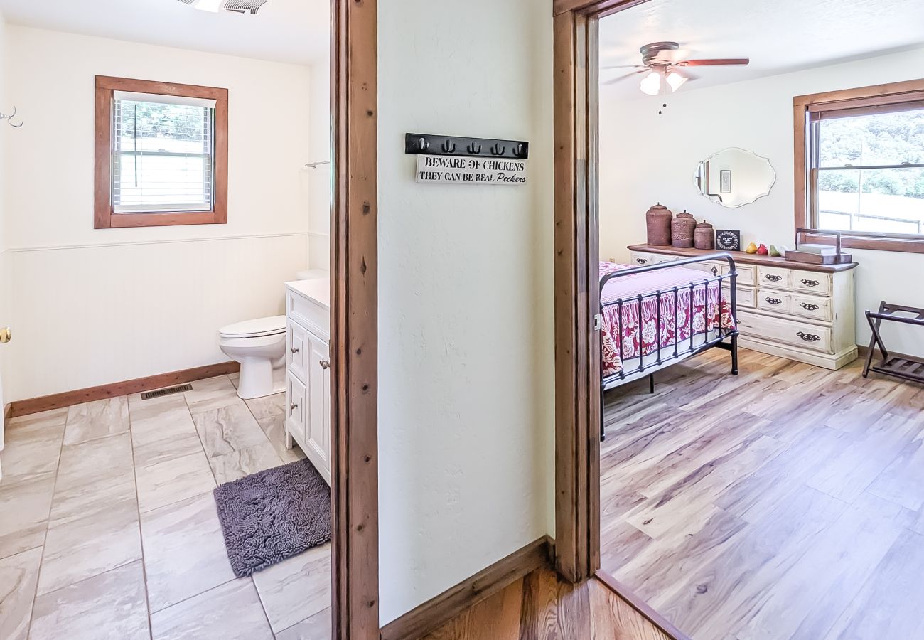 House in Mountain View - John Thomas Farmhouse ~ secluded valley + creek