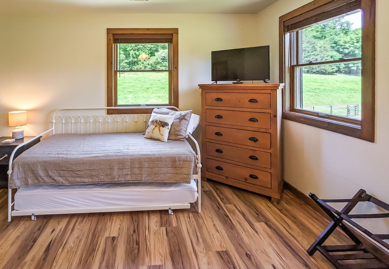 House in Mountain View - John Thomas Farmhouse ~ secluded valley + creek