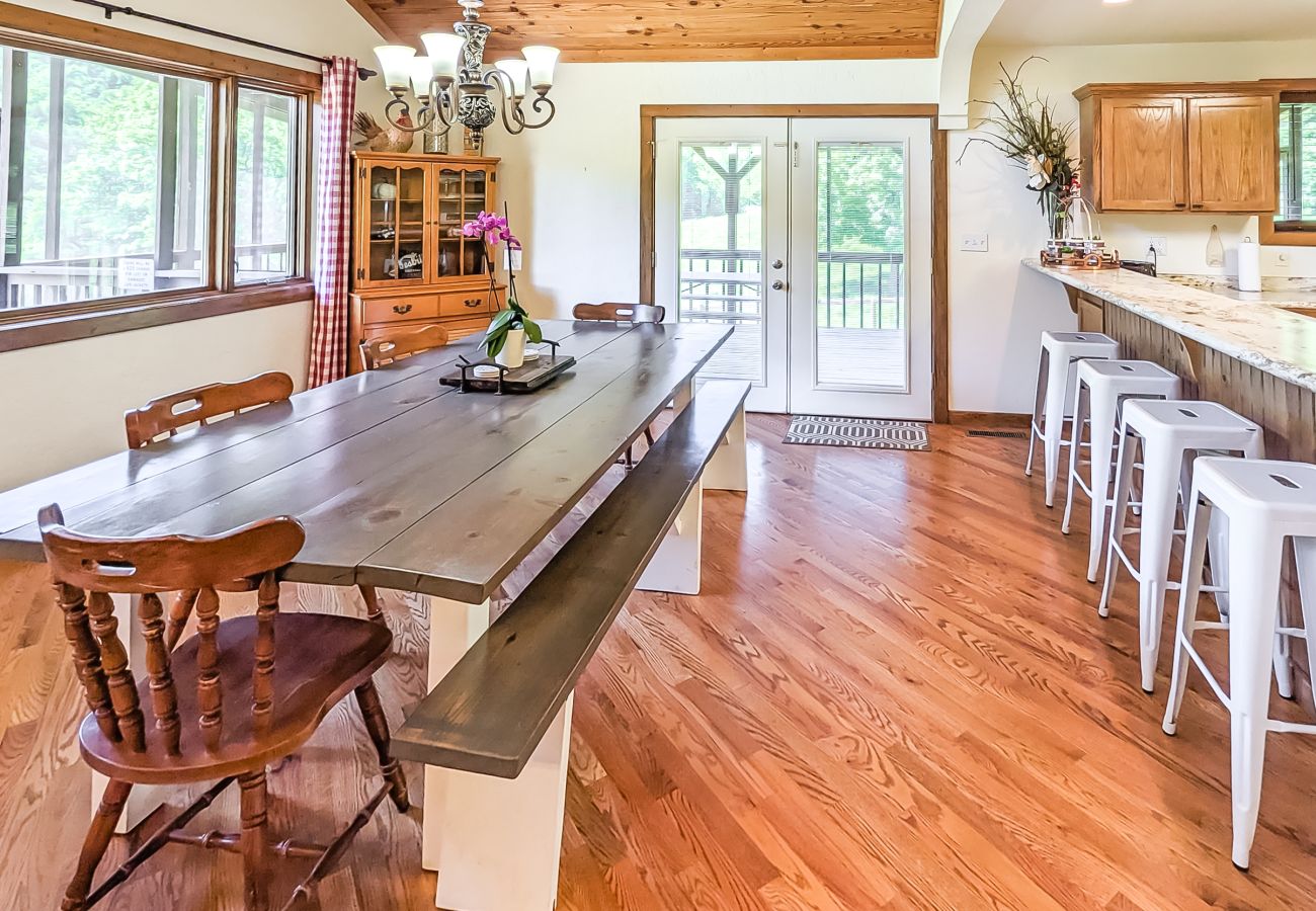 House in Mountain View - John Thomas Farmhouse ~ secluded valley + creek