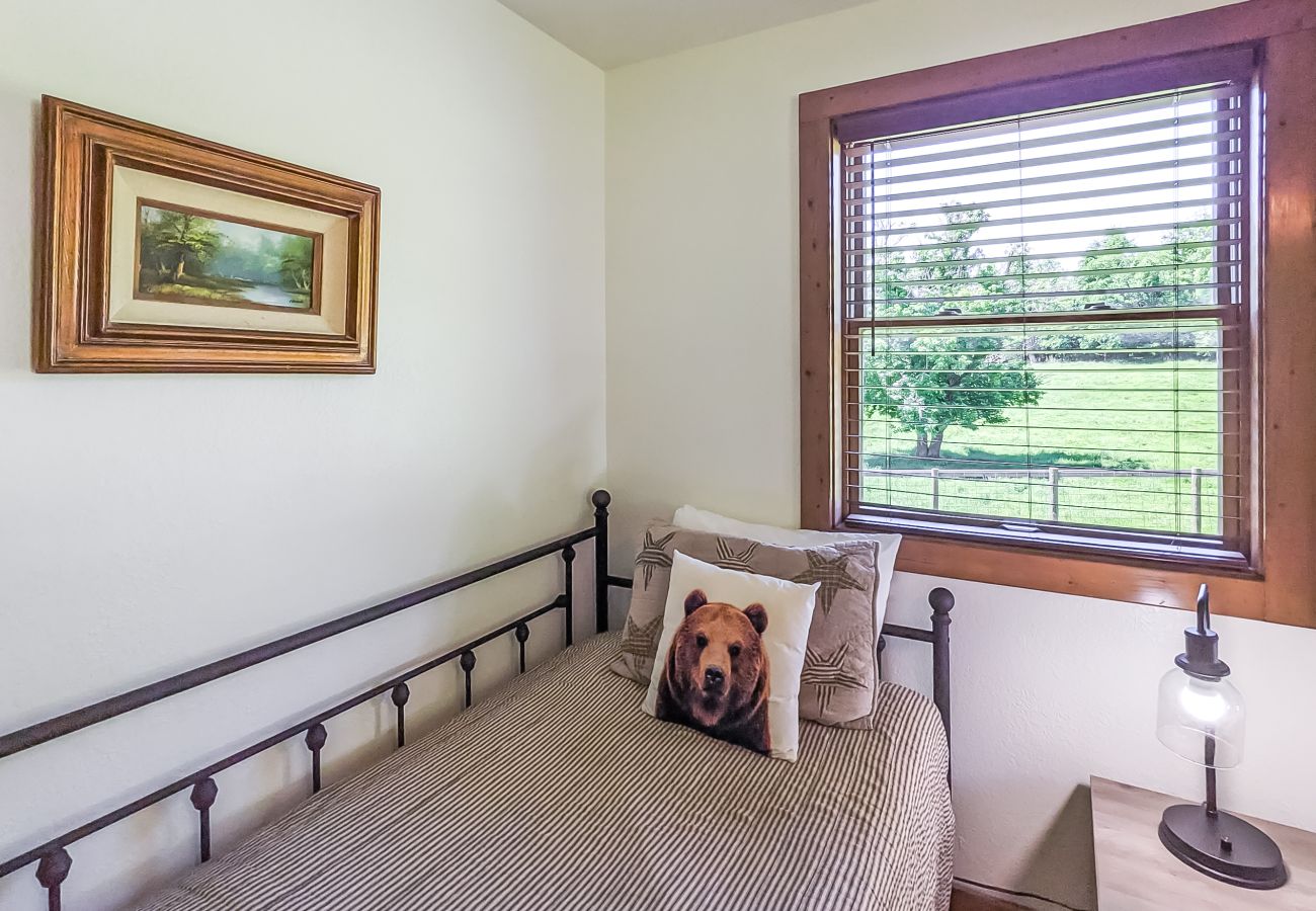 House in Mountain View - John Thomas Farmhouse ~ secluded valley + creek