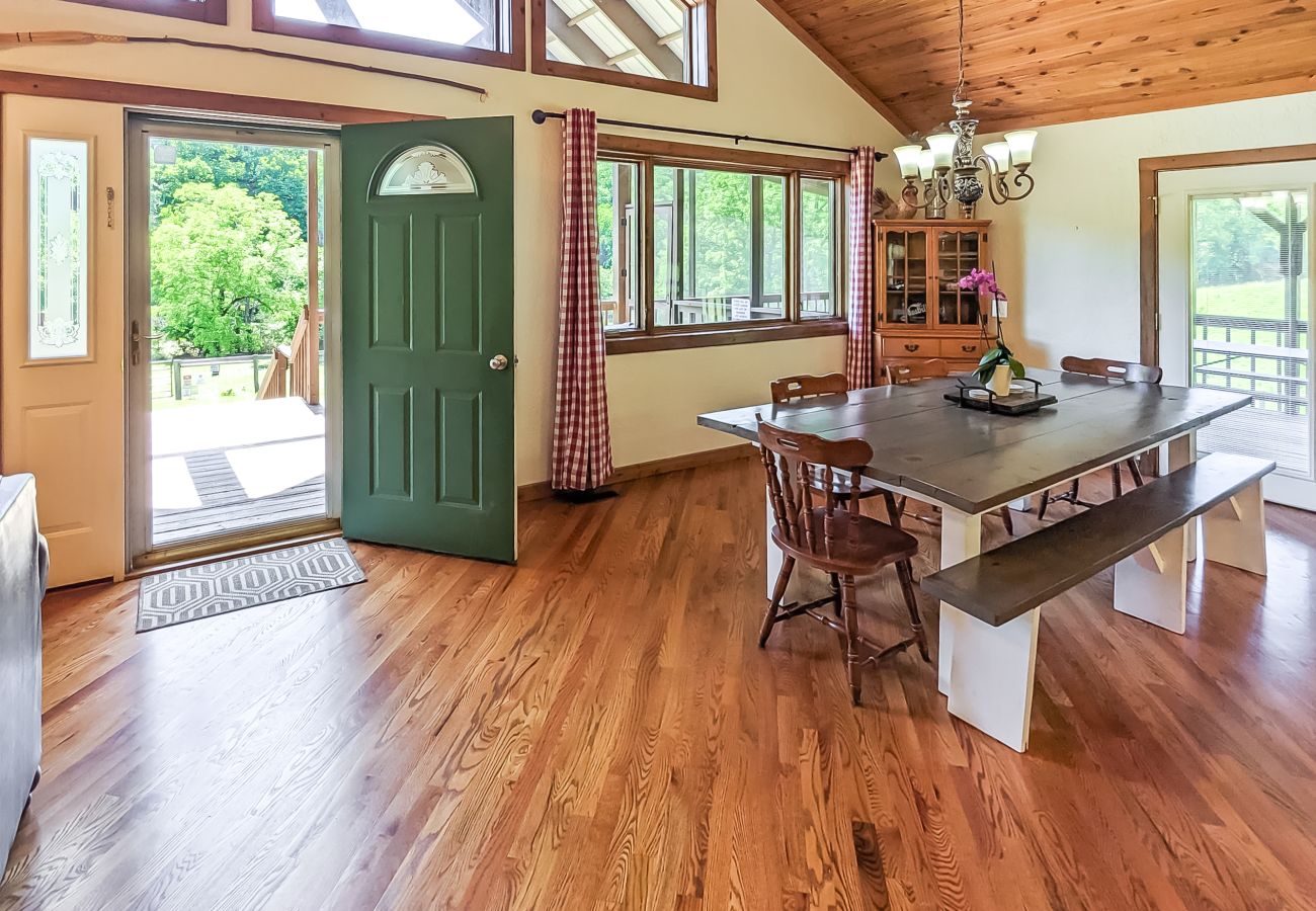 House in Mountain View - John Thomas Farmhouse ~ secluded valley + creek