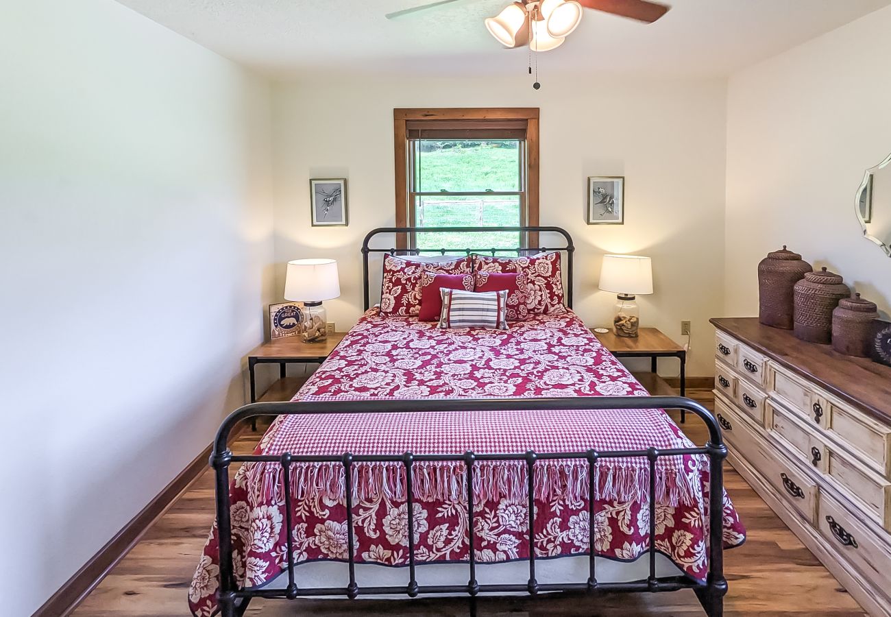 House in Mountain View - John Thomas Farmhouse ~ secluded valley + creek