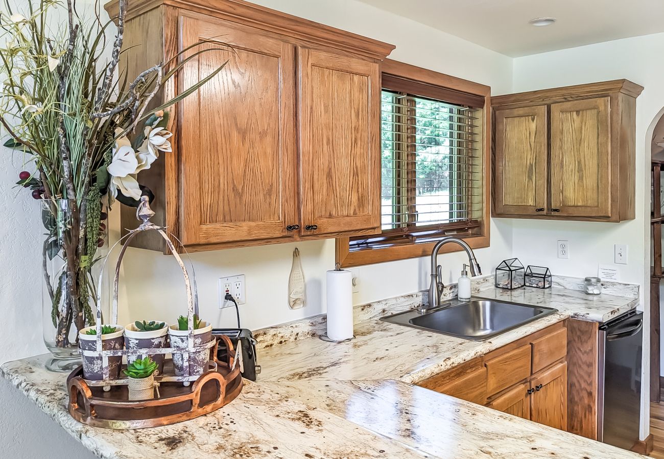 House in Mountain View - John Thomas Farmhouse ~ secluded valley + creek