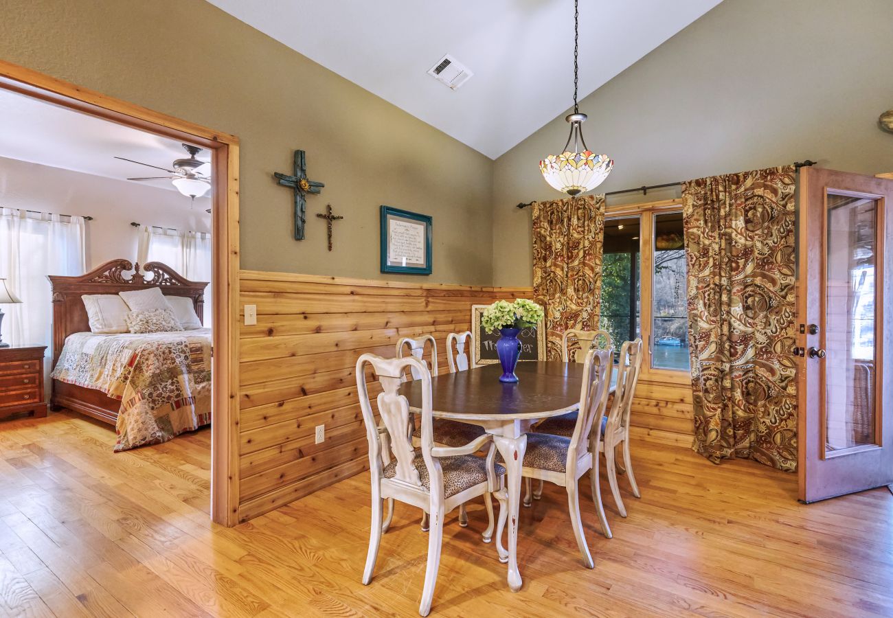 House in Heber Springs - Reel Comfort Cabin ~ on the Little Red River