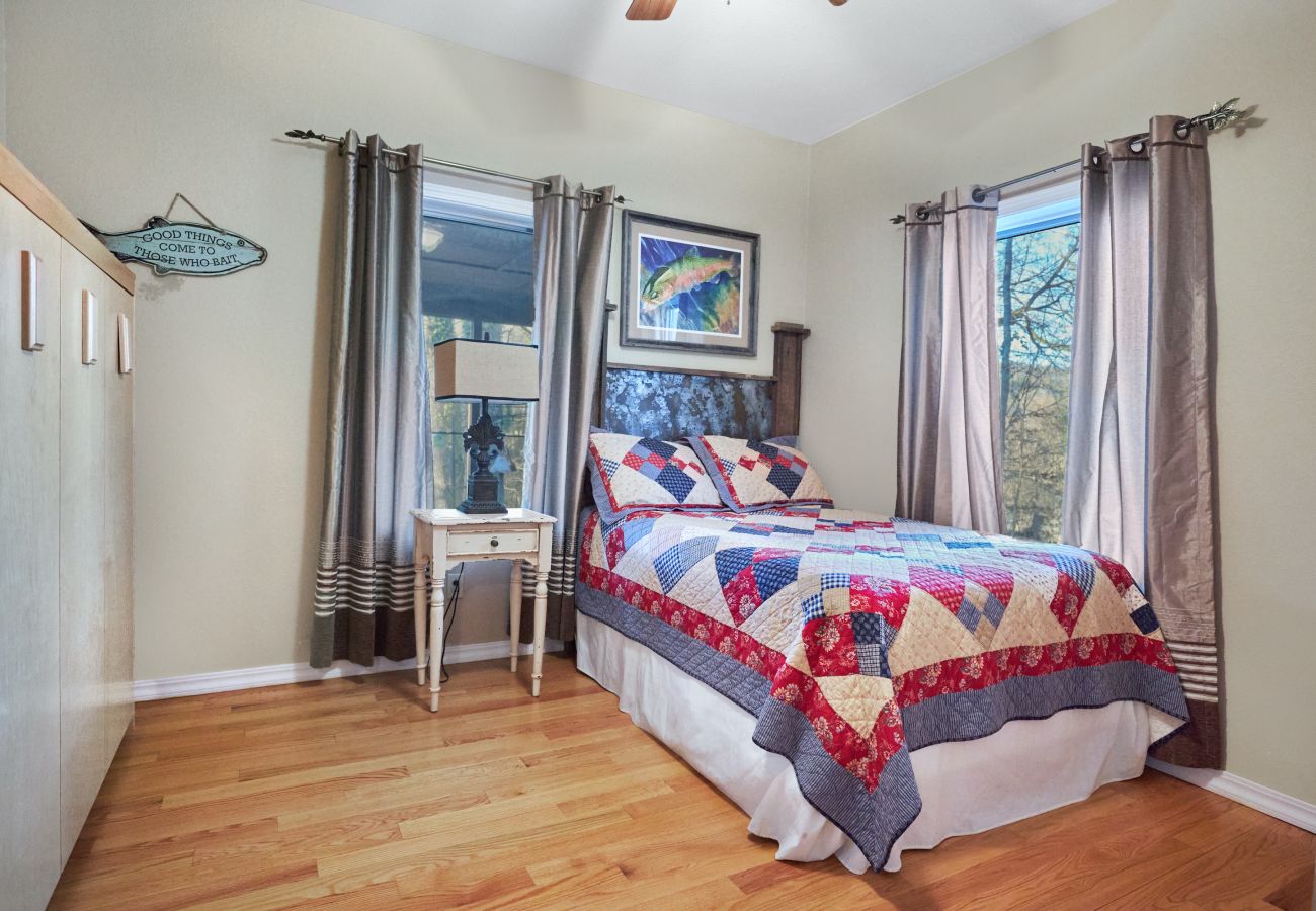 House in Heber Springs - Reel Comfort Cabin ~ on the Little Red River