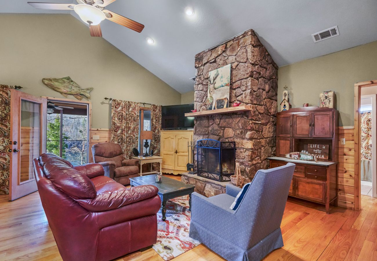 House in Heber Springs - Reel Comfort Cabin ~ on the Little Red River