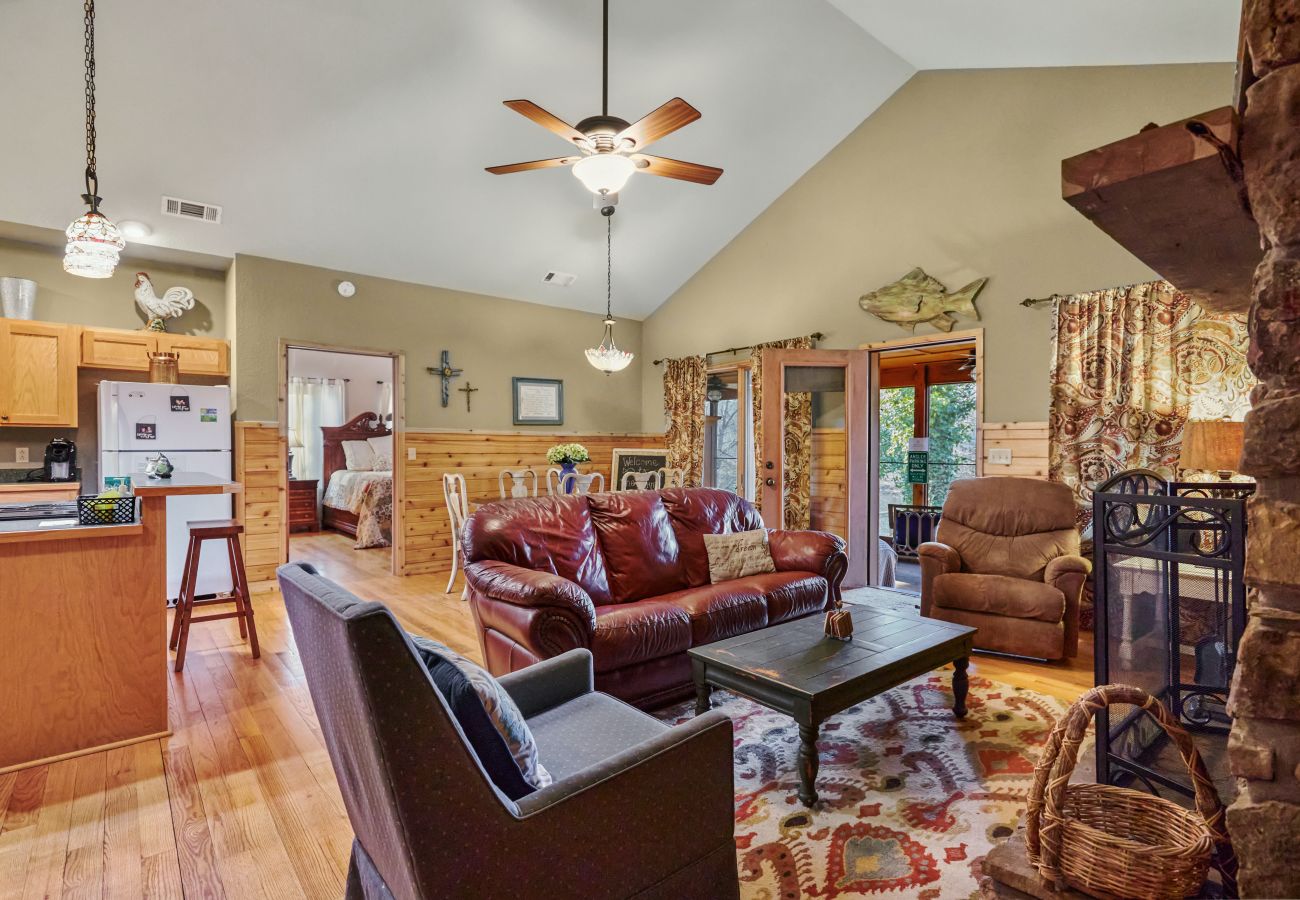 House in Heber Springs - Reel Comfort Cabin ~ on the Little Red River