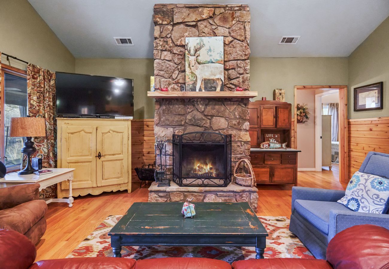 House in Heber Springs - Reel Comfort Cabin ~ on the Little Red River