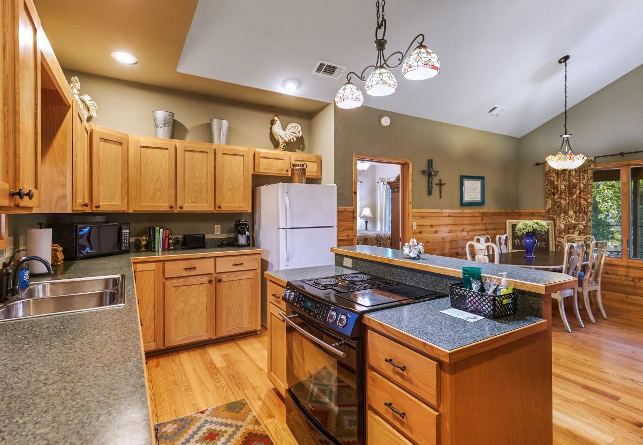 House in Heber Springs - Reel Comfort Cabin ~ on the Little Red River