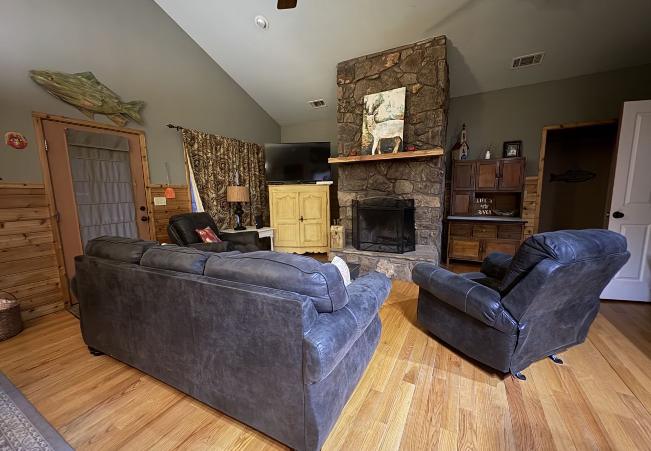 House in Heber Springs - Reel Comfort Cabin ~ on the Little Red River