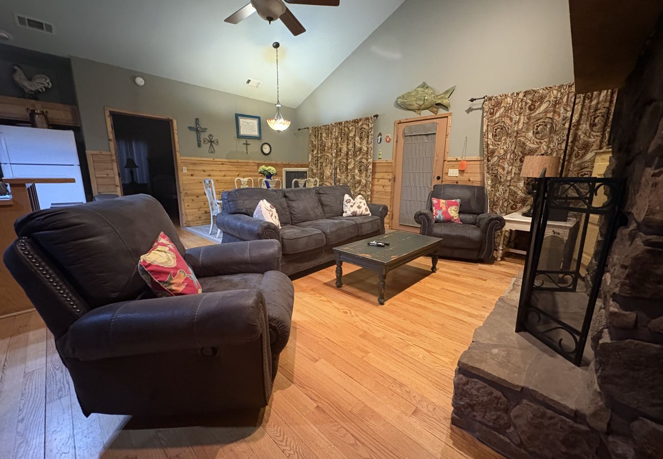 House in Heber Springs - Reel Comfort Cabin ~ on the Little Red River