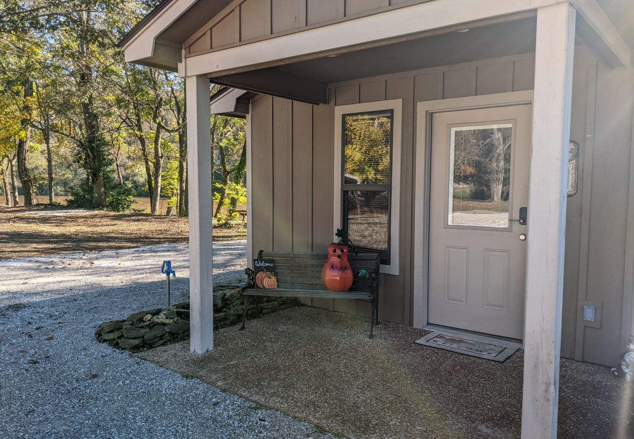 There are no steps or door thresholds greater than 2 inches (5cm) at the guest entrance.