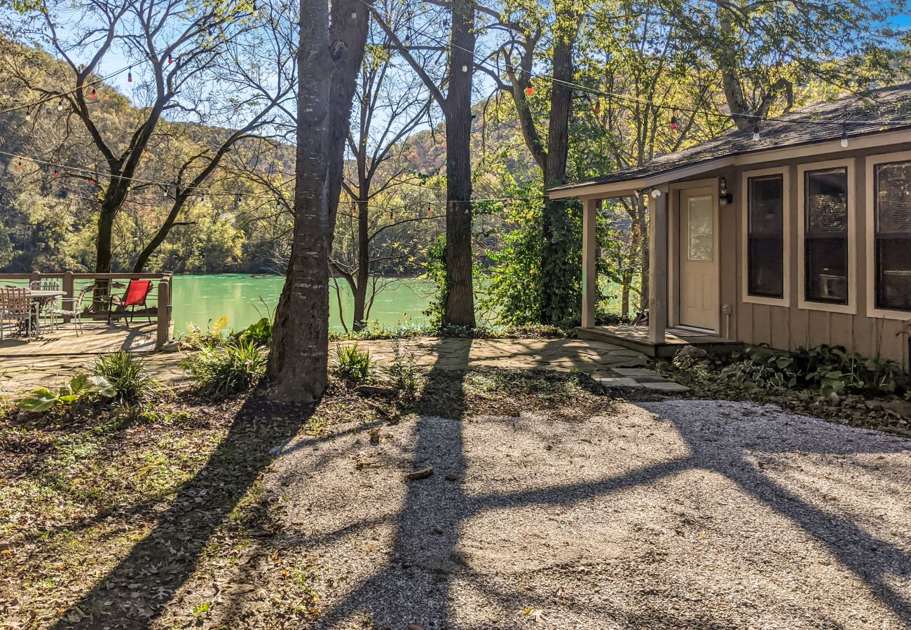 The exterior and interior pathways to the guest entrance have no steps, stairs, or curbs.