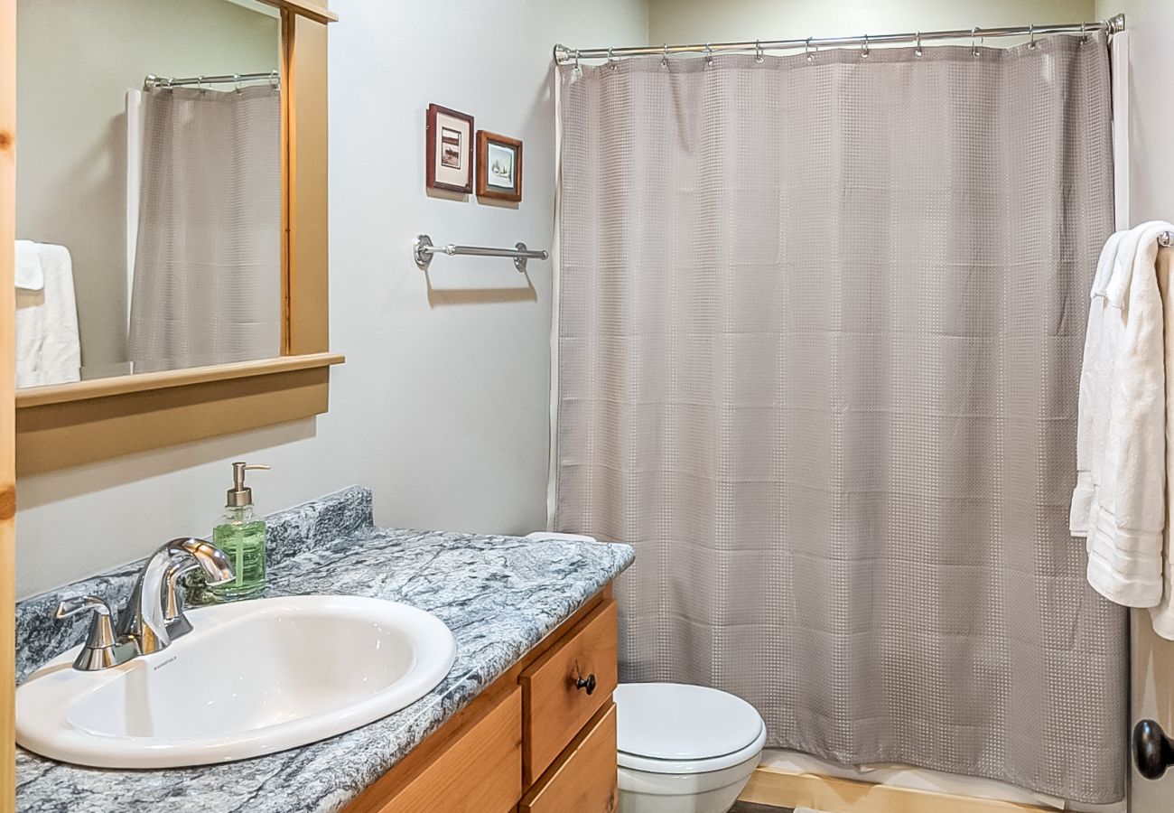 House in Mountain View - The Upper Deck on Riverview