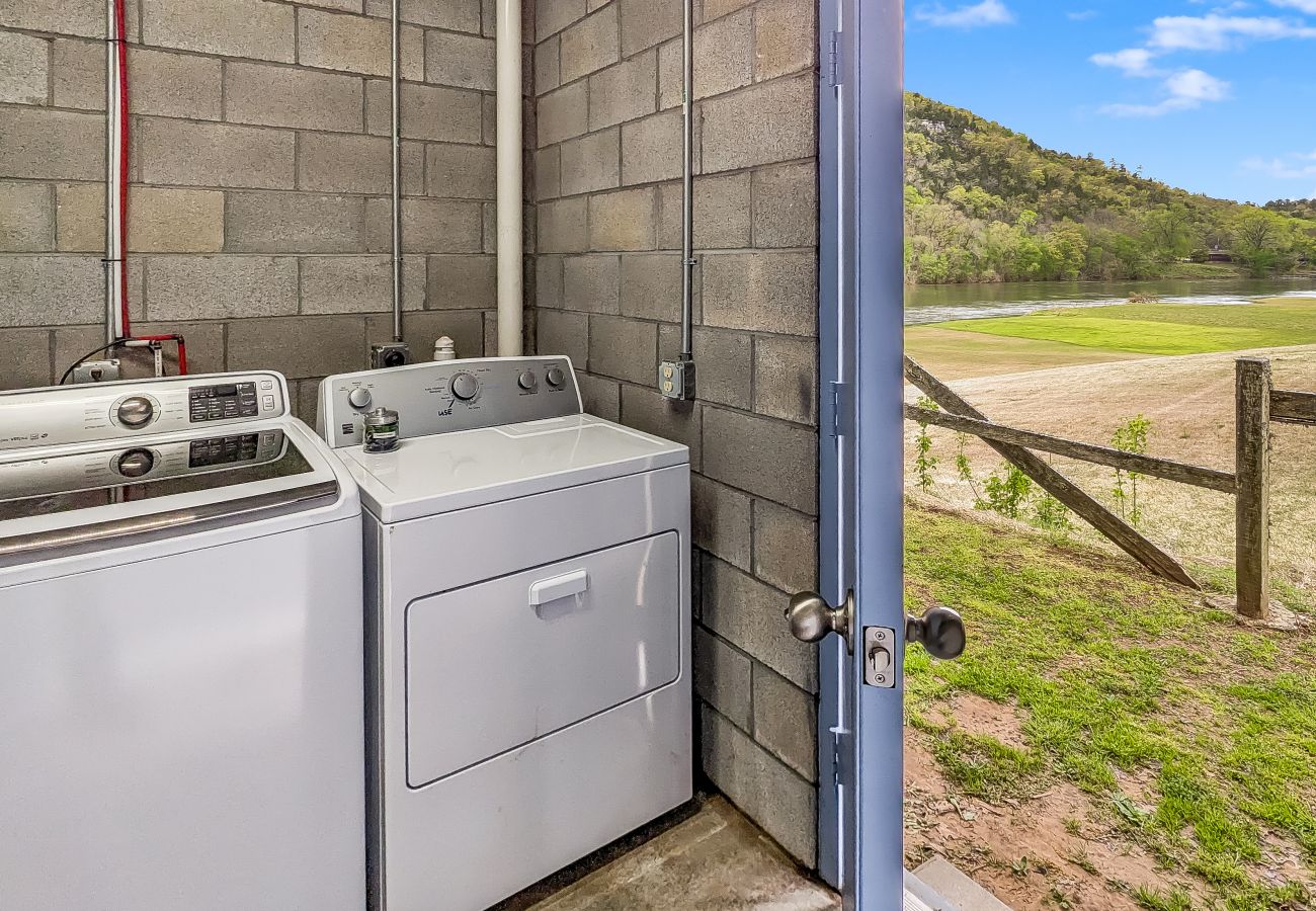 House in Mountain View - The Upper Deck on Riverview