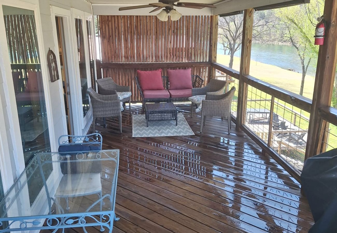 House in Mountain View - The Upper Deck on Riverview