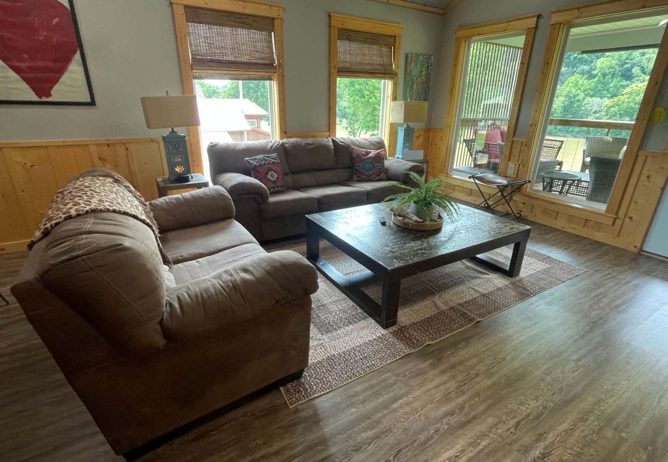 House in Mountain View - The Upper Deck on Riverview
