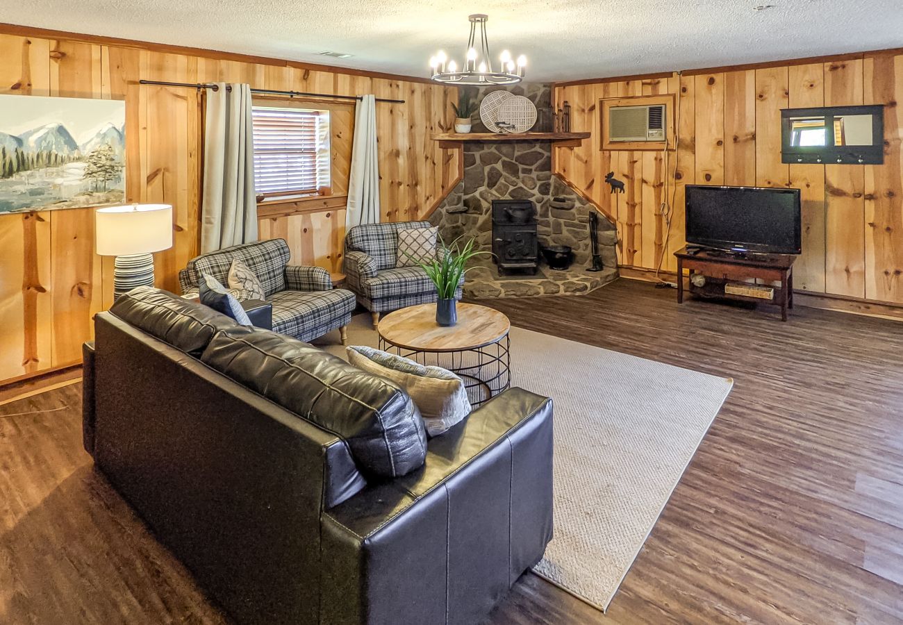 House in Mountain View - The Lower Deck on Riverview