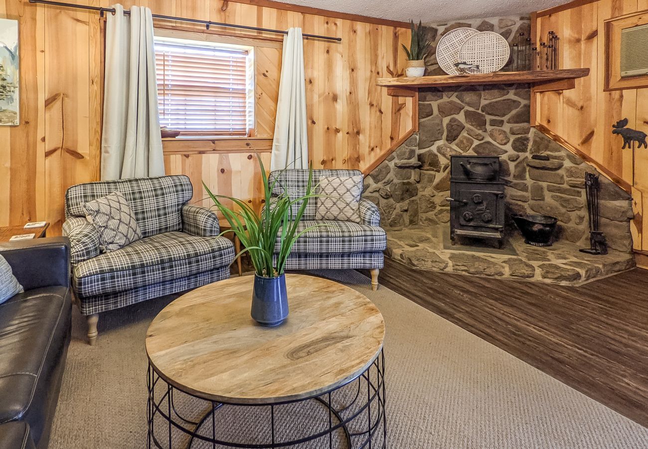 House in Mountain View - The Lower Deck on Riverview