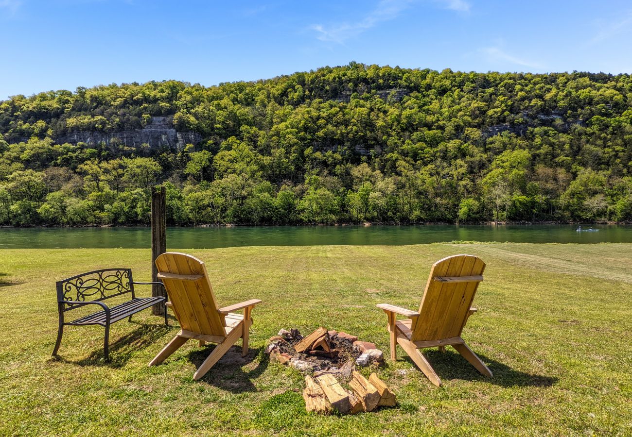 House in Mountain View - The Lower Deck on Riverview
