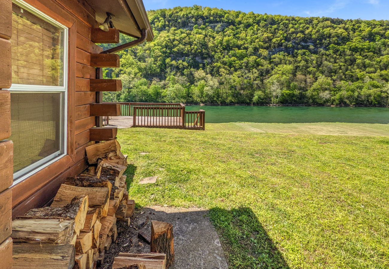 House in Mountain View - The Lower Deck on Riverview