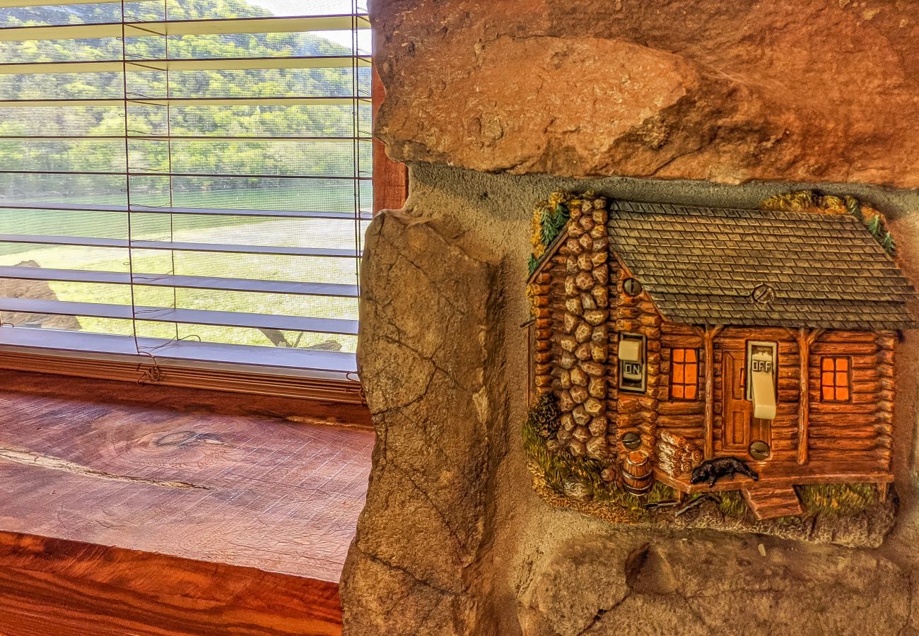 House in Mountain View - The Lower Deck on Riverview