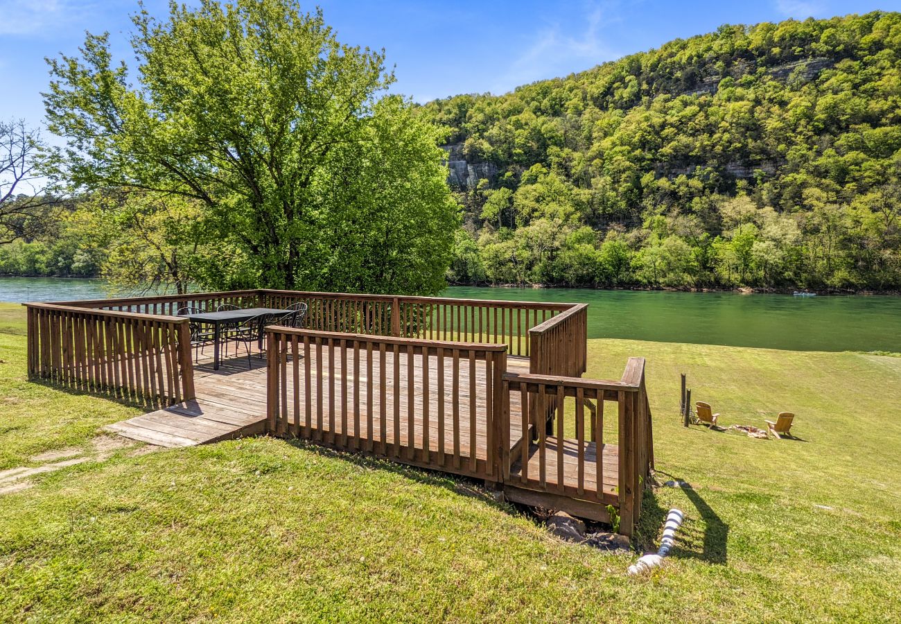 House in Mountain View - The Lower Deck on Riverview