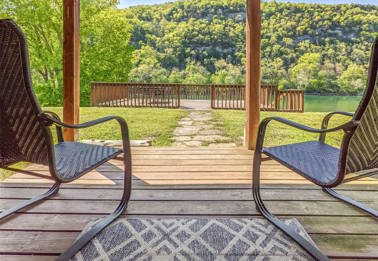 House in Mountain View - The Lower Deck on Riverview