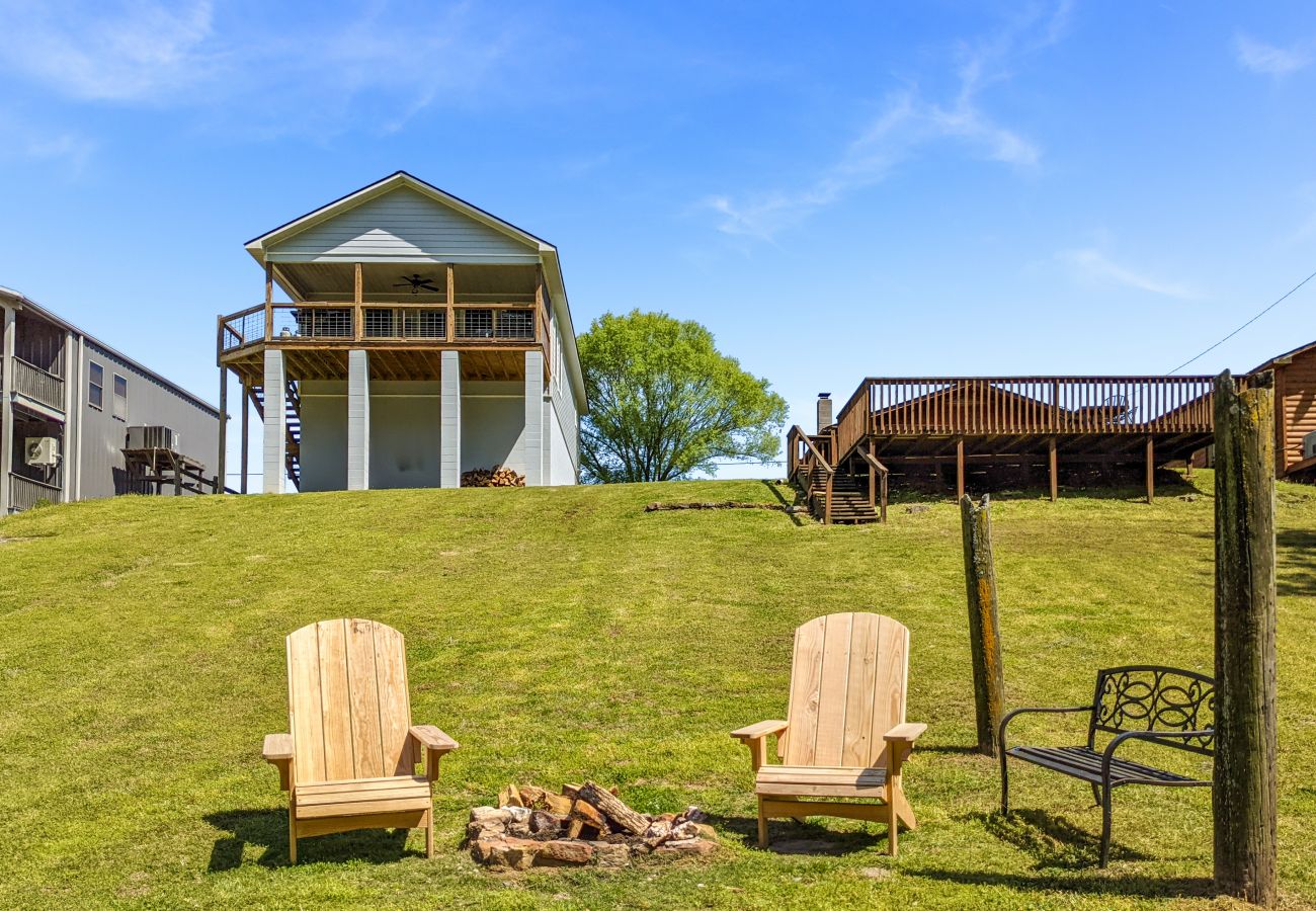 House in Mountain View - The Lower Deck on Riverview