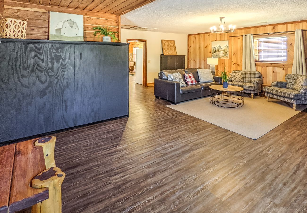 House in Mountain View - The Lower Deck on Riverview