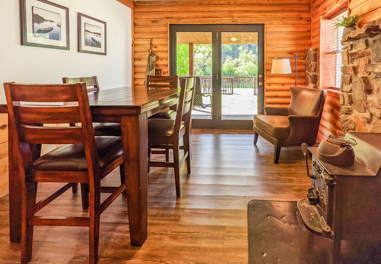 House in Mountain View - The Lower Deck on Riverview