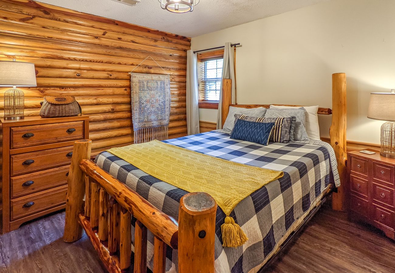 House in Mountain View - The Lower Deck on Riverview