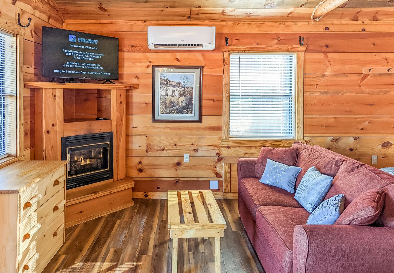 House in Mountain View - #44 Pinewood Cabin ~ next to the square