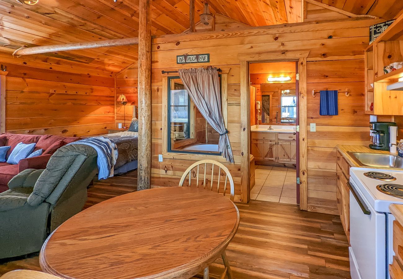 House in Mountain View - #44 Pinewood Cabin ~ next to the square