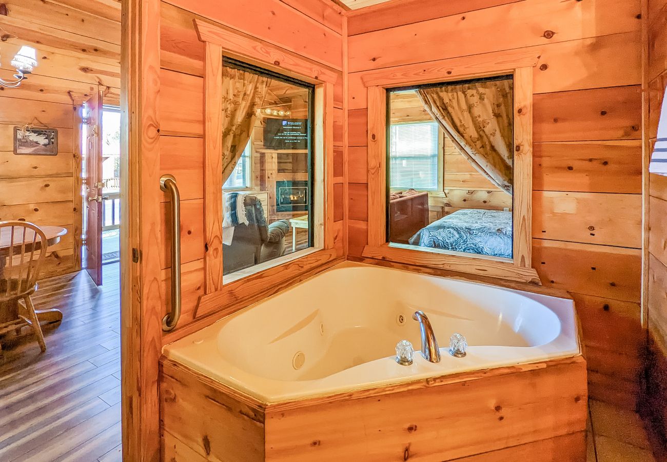 House in Mountain View - #44 Pinewood Cabin ~ next to the square