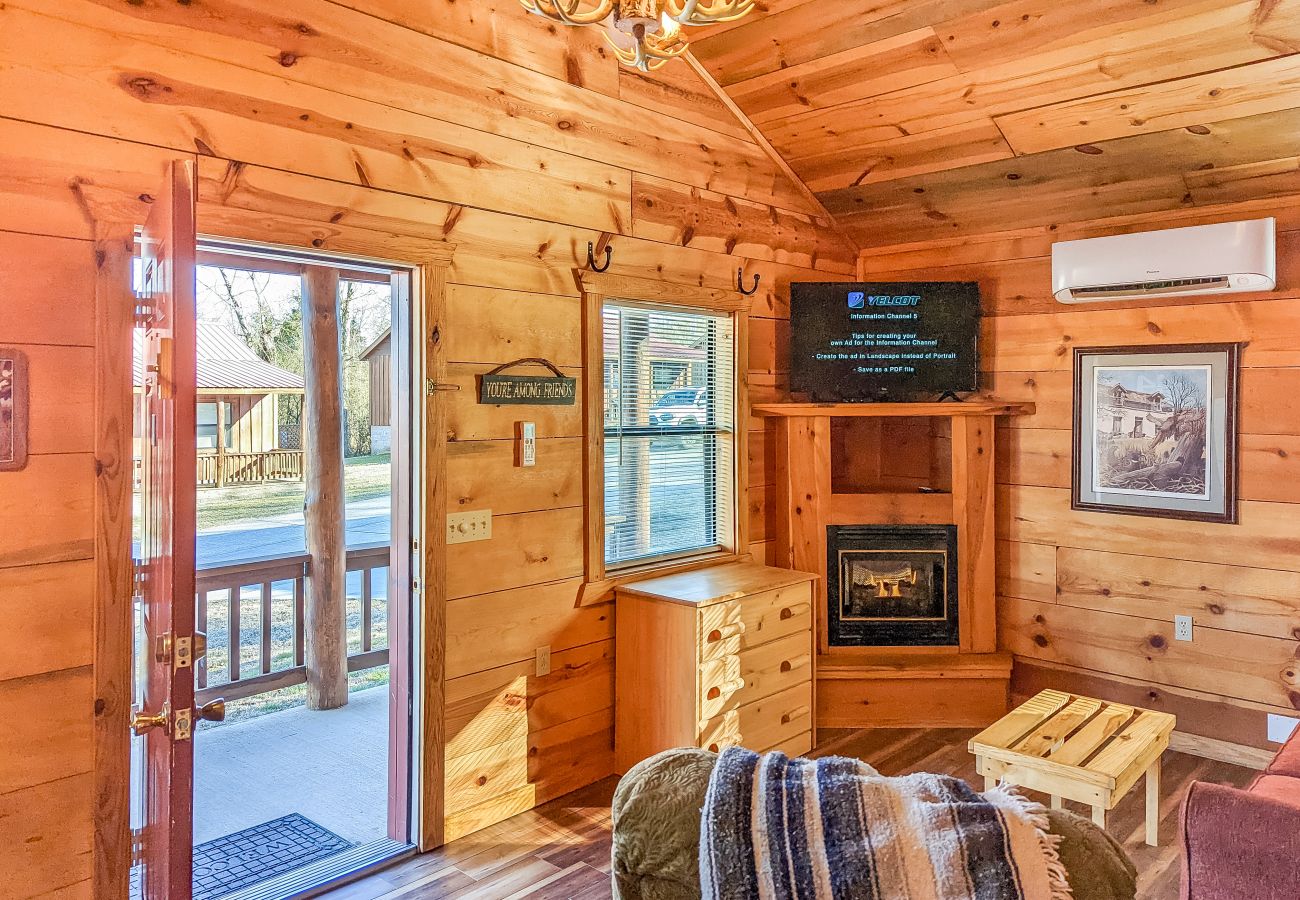 House in Mountain View - #44 Pinewood Cabin ~ next to the square