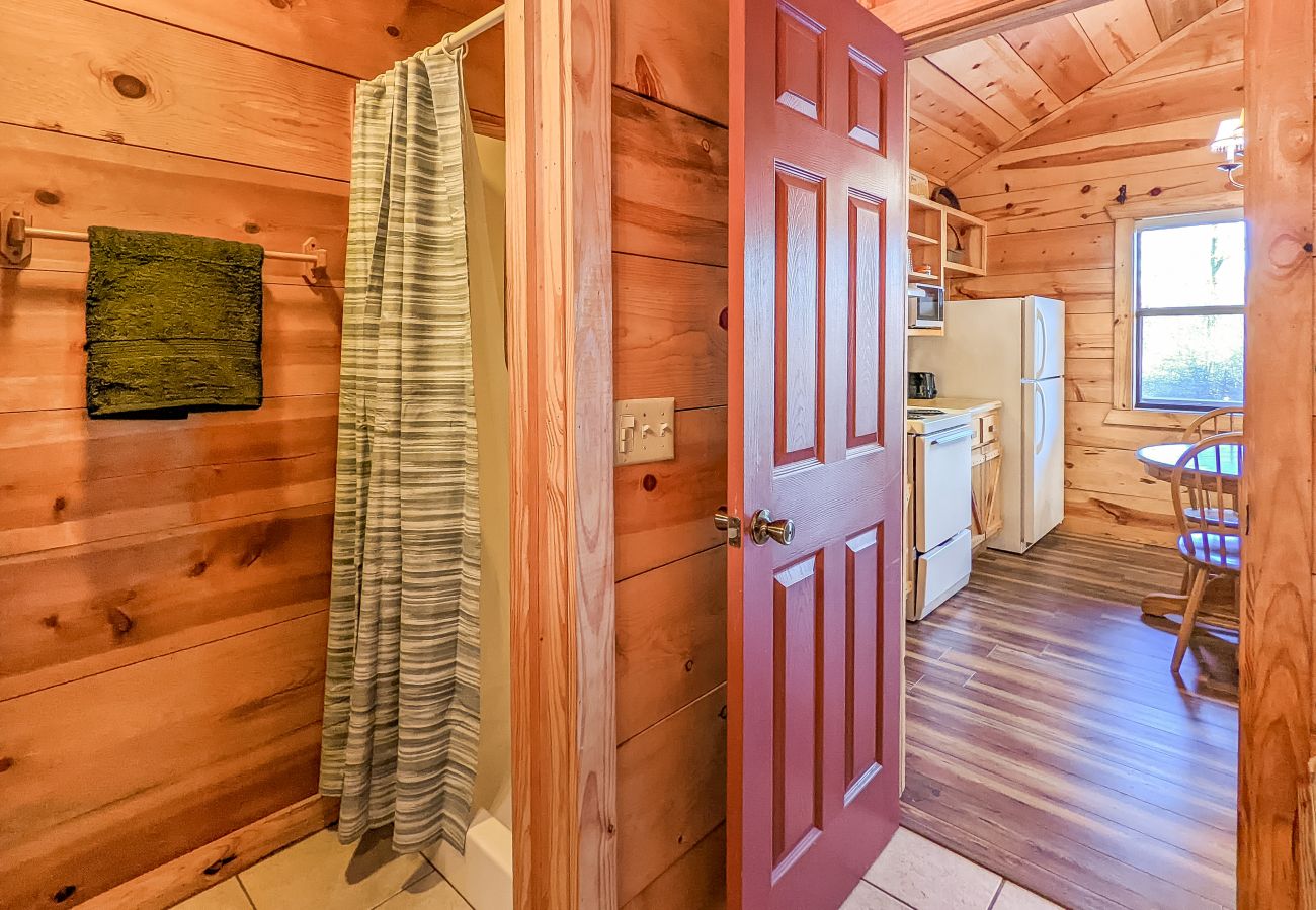 House in Mountain View - #44 Pinewood Cabin ~ next to the square