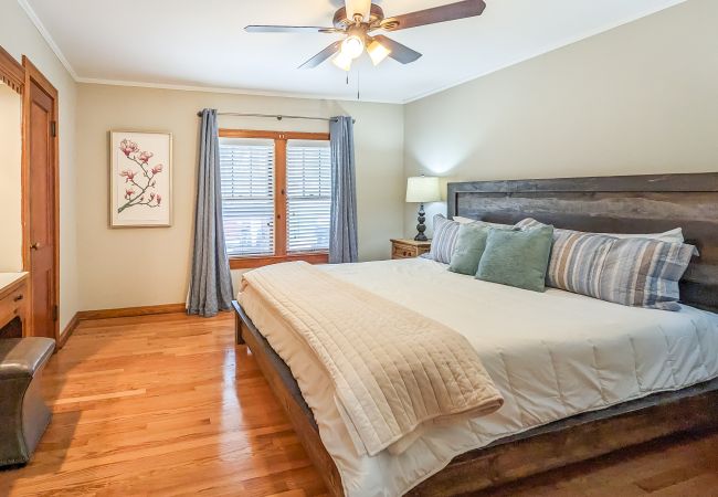 House in Mountain View - The Homestead on Main ~ walk to historic square