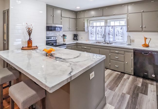 House in Mountain View - The Homestead on Main ~ walk to historic square