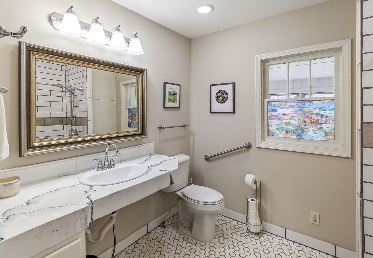 mountain view arkansas, luxe bathroom, vacation rental in arkansas