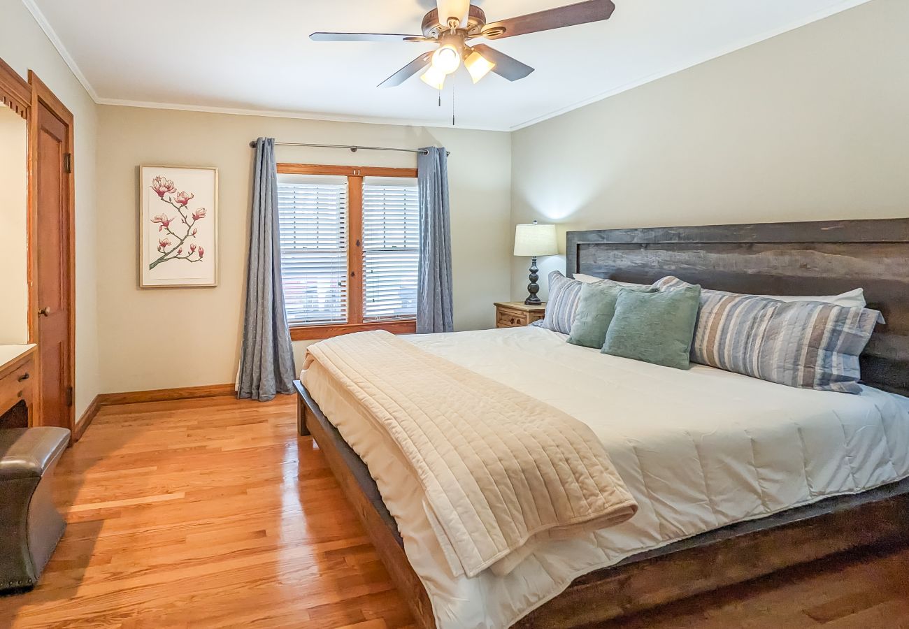 House in Mountain View - The Homestead on Main ~ walk to historic square