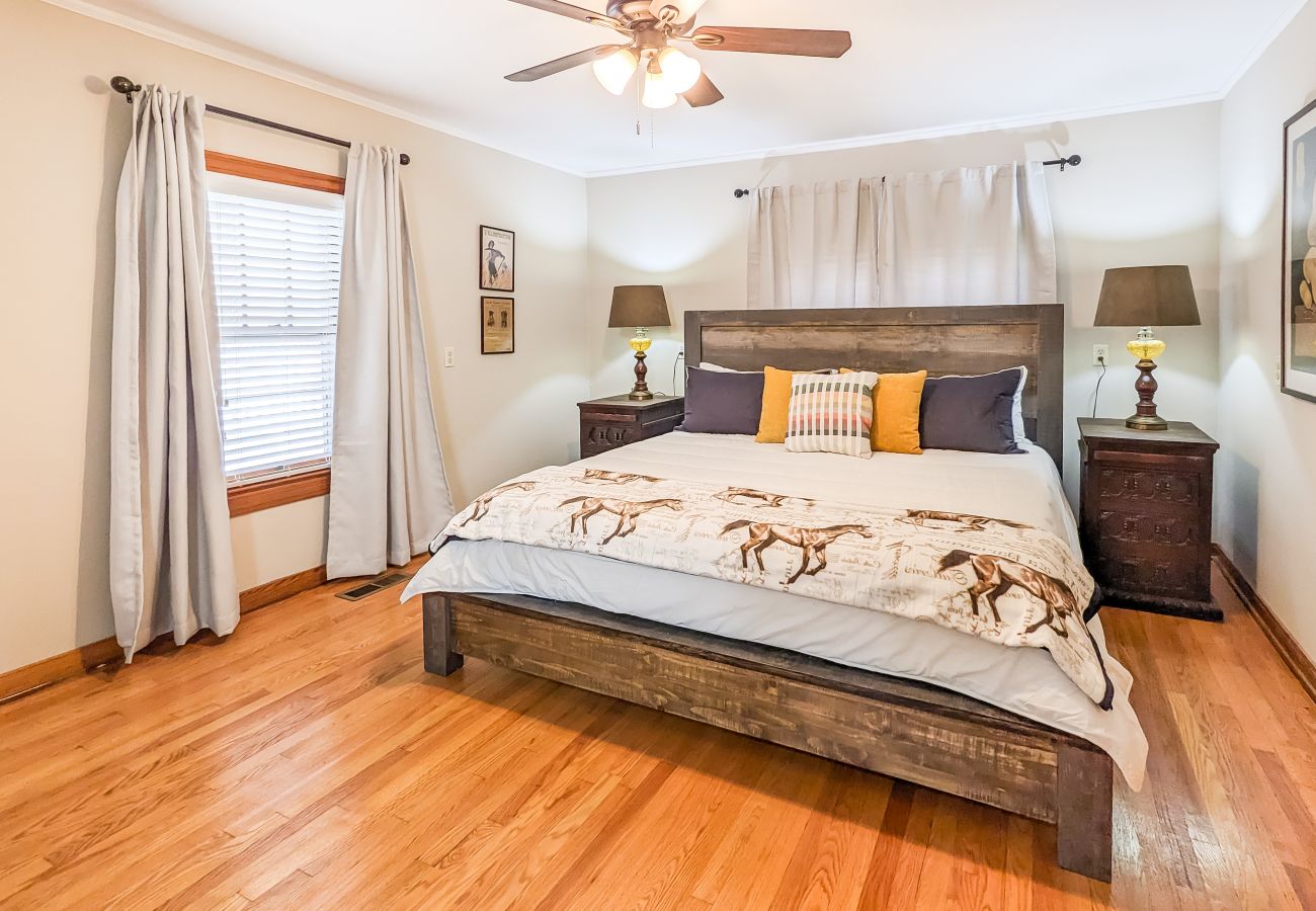 House in Mountain View - The Homestead on Main ~ walk to historic square