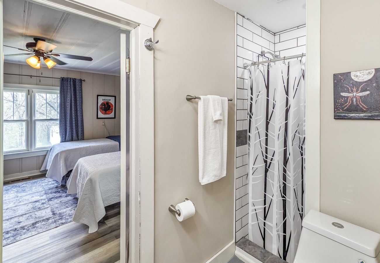 House in Mountain View - The Homestead on Main ~ walk to historic square